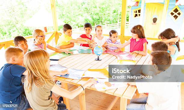 夏の学校 - 円形のストックフォトや画像を多数ご用意 - 円形, 座る, 教室