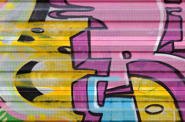 Detalhe de graffiti na barreira de ruído ao longo do caminho-de-ferro. - fotografia de stock