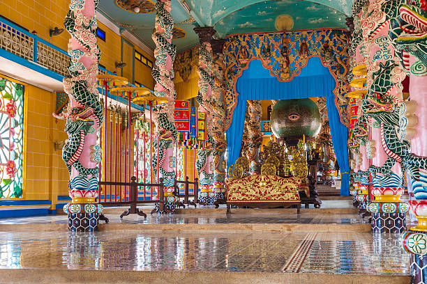 in einem caodai tempel in ho-chi-minh-stadt, vietnam - caodaism stock-fotos und bilder
