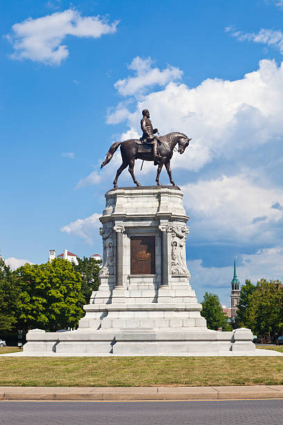 Robert E. Lee Monument In Richmond, Virginia "The Robert E. Lee Monument On Monument Avenue In Richmond, Virginia Was Unveiled In 1890 To Commemorate The Confederate General. Robert E. Lee Lived From 1807 Until 1870." the general lee stock pictures, royalty-free photos & images
