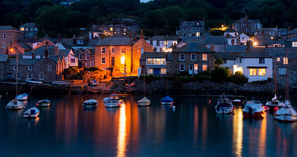 mousehole village e dall'harbour in cornovaglia regno unito - penzance foto e immagini stock