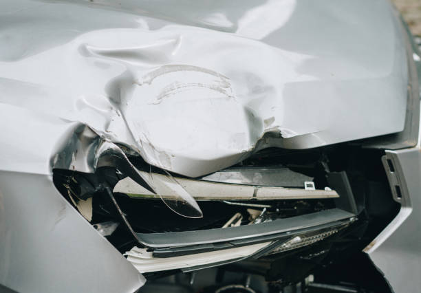 zbliżenie uszkodzonej maski samochodu i reflektora po wypadku - hood car headlight bumper zdjęcia i obrazy z banku zdjęć