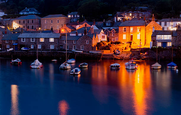 mousehole village i harbour w cornwall wielka brytania - penzance zdjęcia i obrazy z banku zdjęć