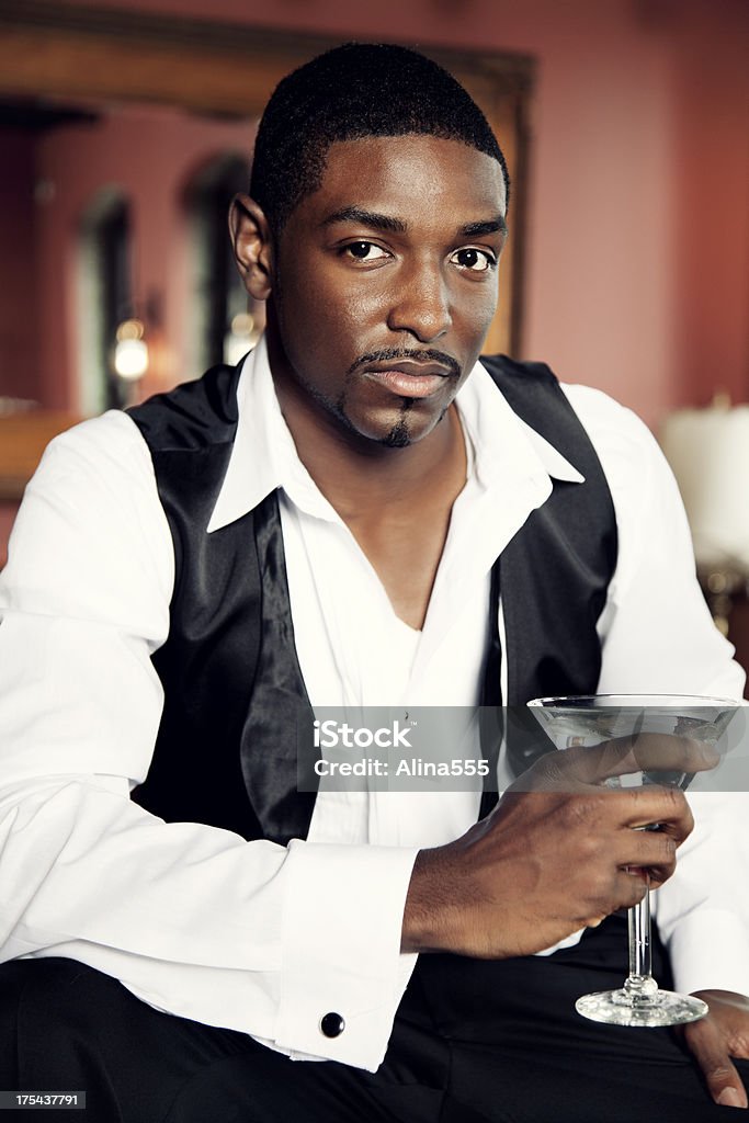 Homme Sexy afro-américaine en gilet de smoking avec martini - Photo de Hommes libre de droits