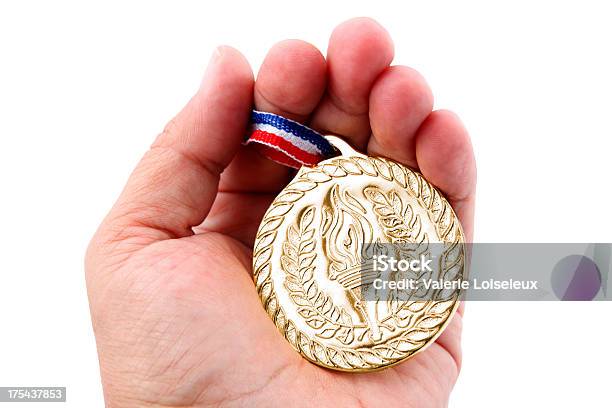 Złoty Medal W Rękę - zdjęcia stockowe i więcej obrazów Międzynarodowe wydarzenie sportowe - Międzynarodowe wydarzenie sportowe, Złoty medal, Medal