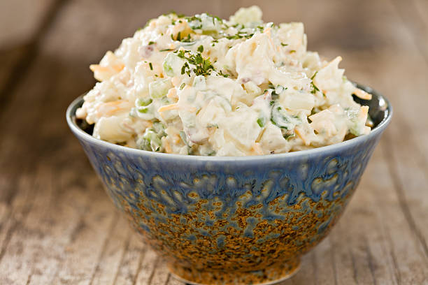 ensalada de patata crema en un refinado azul bowl - salad prepared potato potato salad food fotografías e imágenes de stock