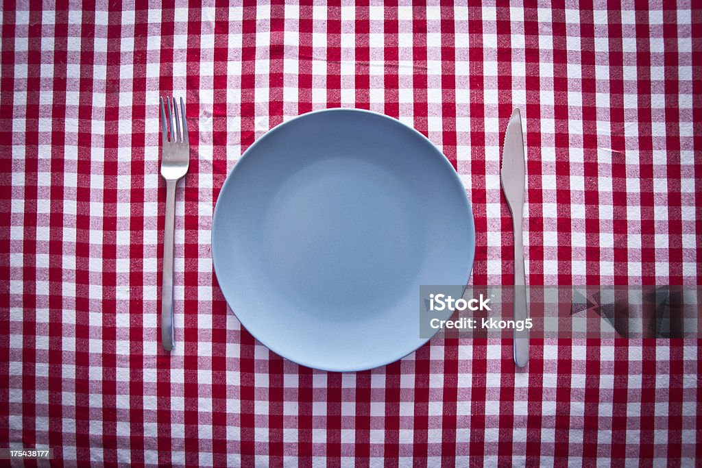 Prato blue moderno na toalha de mesa quadriculada vermelha - Foto de stock de Garfo royalty-free