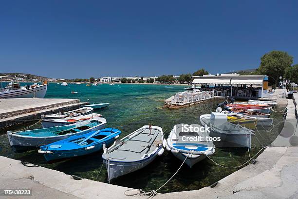 Photo libre de droit de Petits Bateaux Dans Le Port De Alyki Paros Grèce banque d'images et plus d'images libres de droit de Archipel des Cyclades - Archipel des Cyclades, Baie - Eau, Bateau à moteur