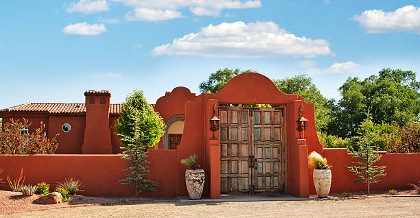 hacienda di adobe in stile coralles, nuovo messico - southwest usa house residential structure adobe foto e immagini stock