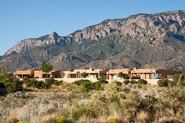 alta desert community con moderne case di mattoni sud-occidentale - southwest usa house residential structure adobe foto e immagini stock