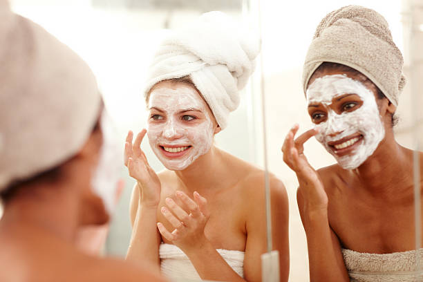 мы стоит это изысканные - beauty treatment spa treatment women towel стоковые фото и изображения