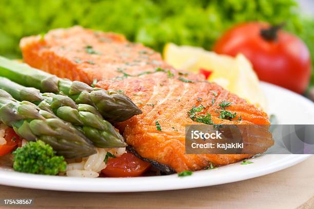 Filete De Salmón A La Parrilla Foto de stock y más banco de imágenes de Salmón - Pescado - Salmón - Pescado, Salmón a la plancha, Cortado en filetes