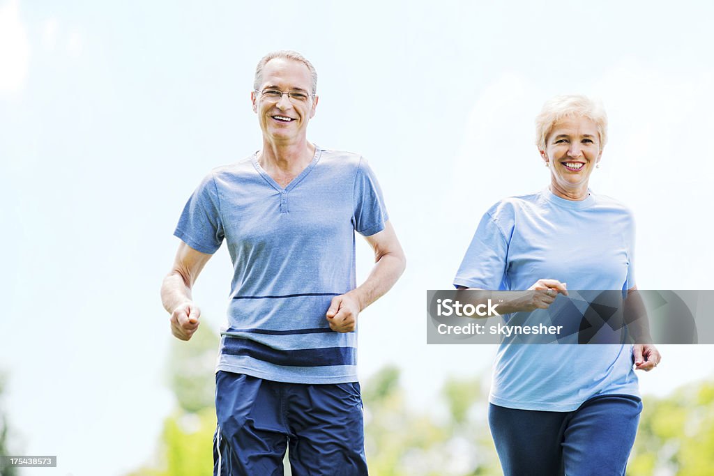 Feliz casal correndo na natureza. - Foto de stock de Adulto royalty-free