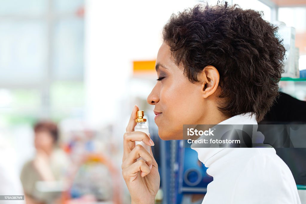 여성 향수 쇼핑 - 로열티 프리 향수-미용 위생 제품 스톡 사진