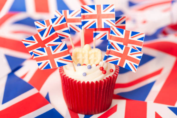 union jack-flaggen auf cupcake - nationalfeiertag stock-fotos und bilder