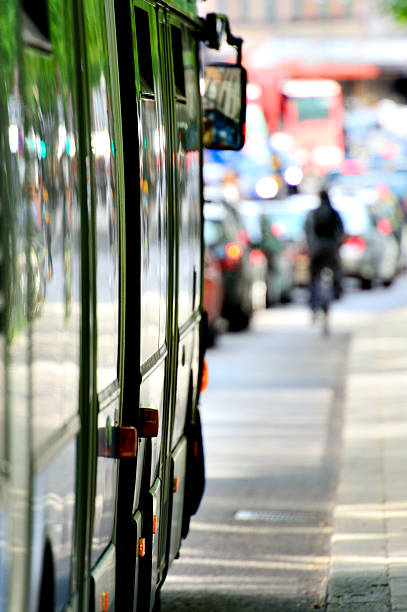 bus de la ville, les arbres verdoyants circulation - blurred motion street car green photos et images de collection