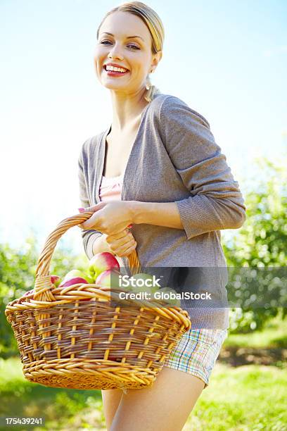 Foto de Amo Esta Dia De Verão Na Fazenda e mais fotos de stock de Adulto - Adulto, Alimentação Saudável, Beleza