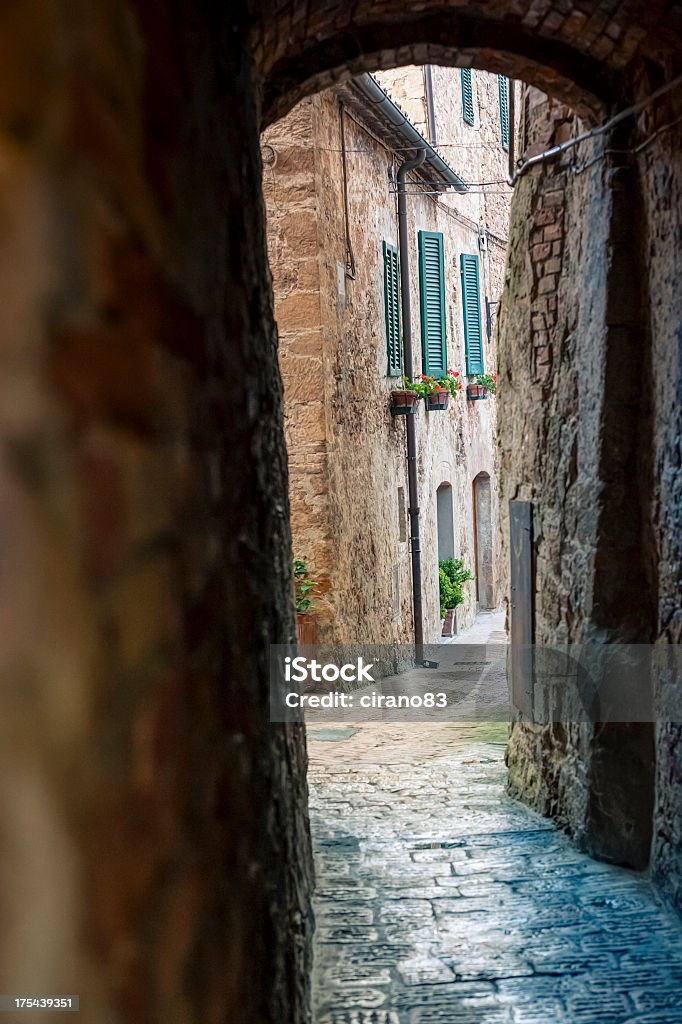 Ruelle dans une ville de Toscane - Photo de Arc - Élément architectural libre de droits