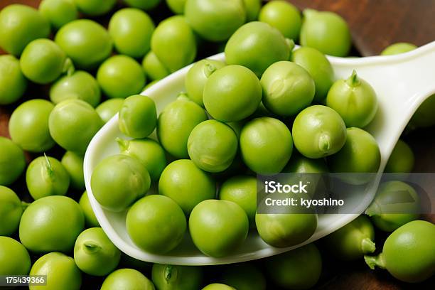 フレッシュなグリーンエンドウ豆 - おやつのストックフォトや画像を多数ご用意 - おやつ, すくう, エンドウ豆