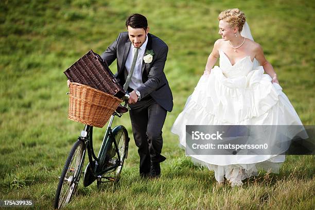 Nowożeńcy Chodzić Przez Wsi - zdjęcia stockowe i więcej obrazów Bicykl - Bicykl, Dorosły, Drzewo