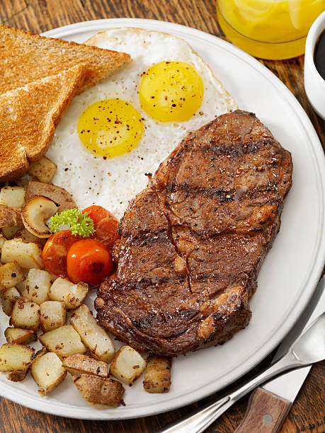 bistec y los huevos - fillet meat portion fillet steak fotografías e imágenes de stock