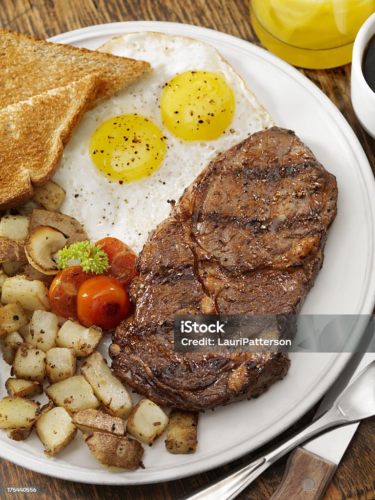 Steak et œufs - Photo de Noix d'entrecôte libre de droits