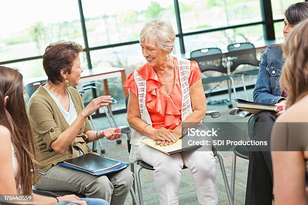 Photo libre de droit de Adulte Femme Expliquer Quelque Chose À Groupe banque d'images et plus d'images libres de droit de Séminaire - Réunion - Séminaire - Réunion, Troisième âge, Adulte