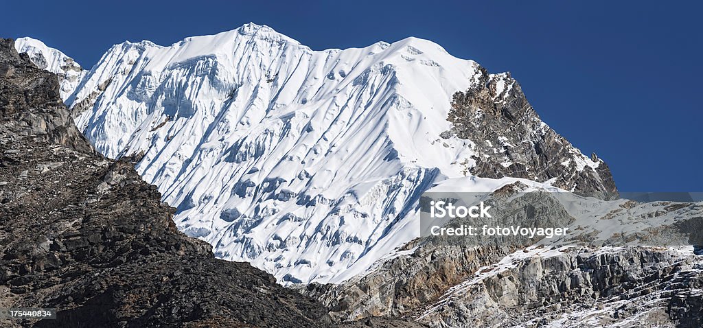 Mountaineers クライミング Lobuche 6119 m ヒマラヤ山脈ネパール - アジア大陸のロイヤリティフリーストックフォト