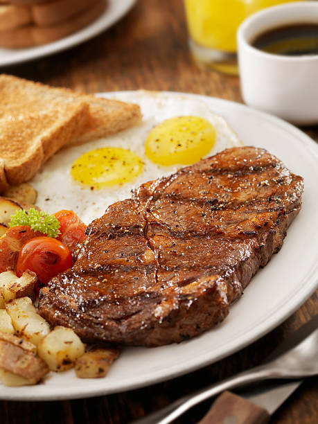 bistec y los huevos - fillet meat portion fillet steak fotografías e imágenes de stock