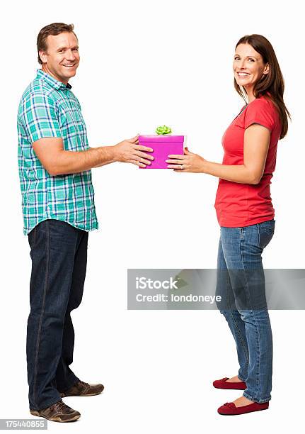 Pareja Sonriendo Mientras Sostiene Una Caja De Regalo Aislado Foto de stock y más banco de imágenes de Dar