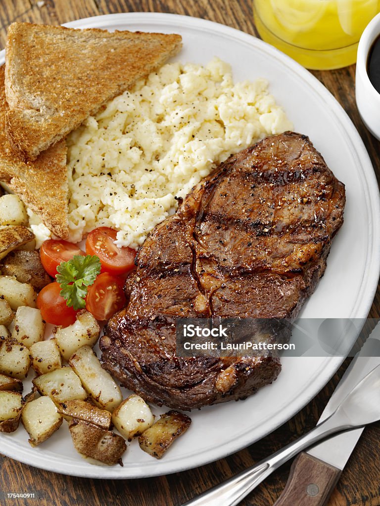 Steak et œufs - Photo de Petit déjeuner libre de droits