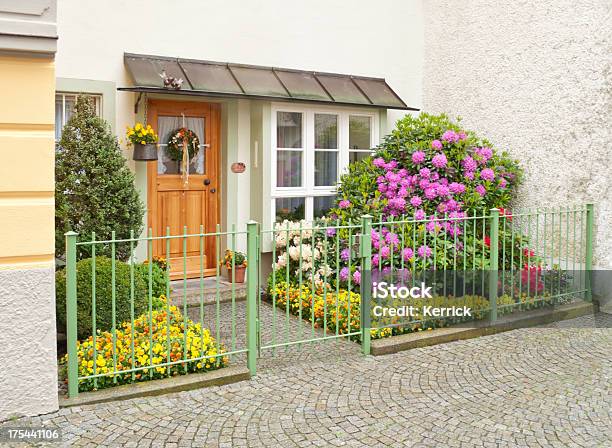 Kleine Vorderen Garten In Deutschland Stockfoto und mehr Bilder von Gemüsegarten - Gemüsegarten, Vorgarten, Alt