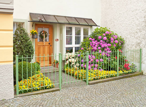 小さなフロントガーデンのドイツ - kleingarten ストックフォトと画像