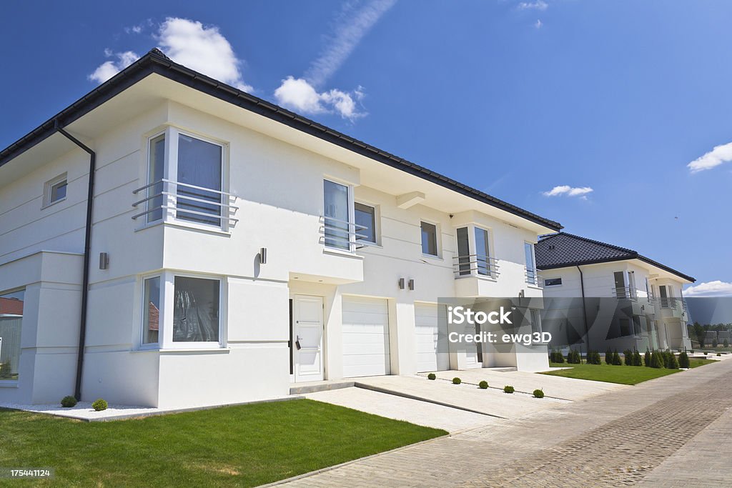 Maisons appartement blanc contre le ciel bleu - Photo de Maison jumelée libre de droits