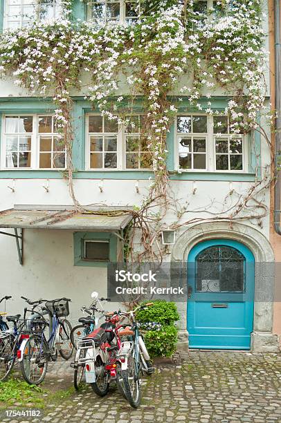 Entracne Und Fahrräder In Einem Haus In Der Altstadt Stockfoto und mehr Bilder von Atrium - Grundstück
