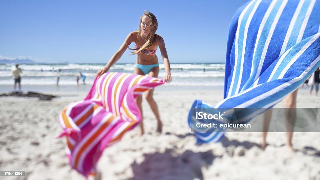Dos atractivas chicas adolescentes relajante y gossiping en la playa - Foto de stock de 18-19 años libre de derechos