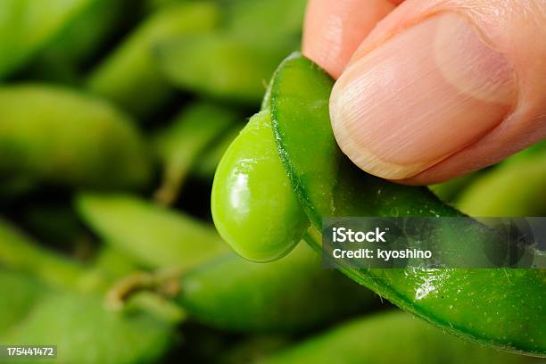 Foto de Segurando Um Verde Fresco Cozido De Soja Contra Verde Soja e mais fotos de stock de Amontoamento