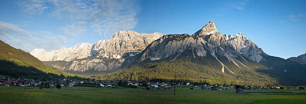 mieminger パノラマのアルプスの山々、東洋、チロル自然博物館、オーストリア - zugspitze mountain mountain tirol european alps ストックフォトと画像