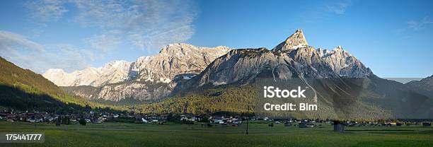 Panorama De Montanhas Mieminger Alpes Orientais Tirol Áustria - Fotografias de stock e mais imagens de Horizontal