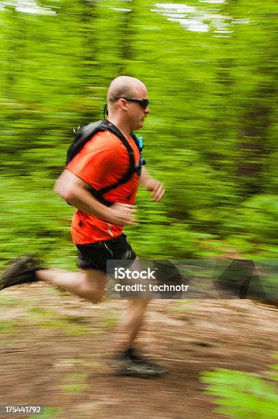 Corrida Na Floresta - Fotografias de stock e mais imagens de Corrida de Velocidade - Corrida de Velocidade, Só Homens, 20-24 Anos