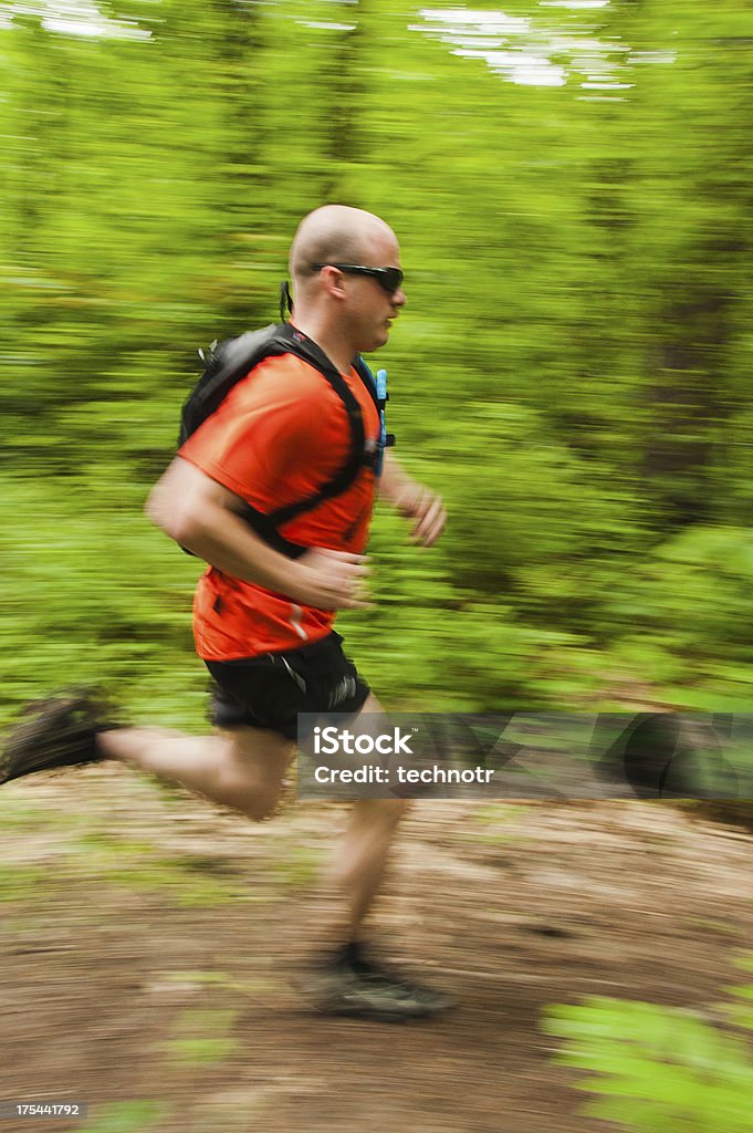 Бег в лесу - Стоковые фото Спринт роялти-фри