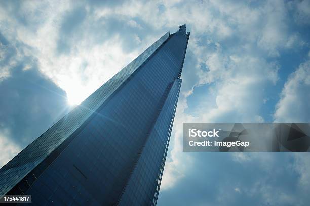 The Shard Foto de stock y más banco de imágenes de A la moda - A la moda, Aire libre, Alto - Descripción física