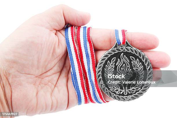シルバーメダルに手 - 銀メダルのストックフォトや画像を多数ご用意 - 銀メダル, 世界のスポーツイベント, 2012年