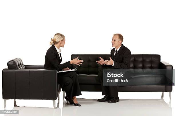 Business Manager Diskutieren Stockfoto und mehr Bilder von Offizielles Treffen - Offizielles Treffen, Sofa, Geschäftsmann