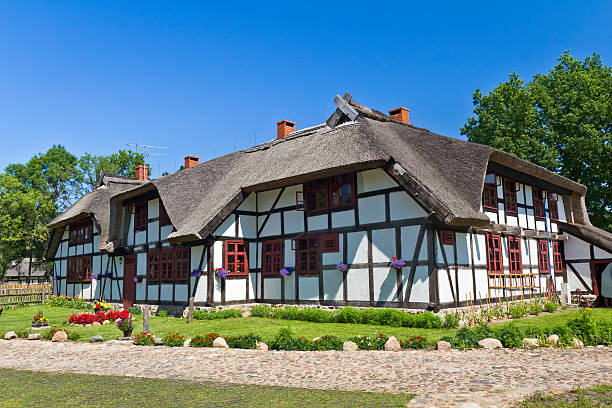 istock Beautiful Old Country Mansion 175442111