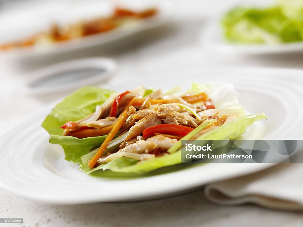 Envoltura de pollo con lechuga - Foto de stock de Lechuga libre de derechos