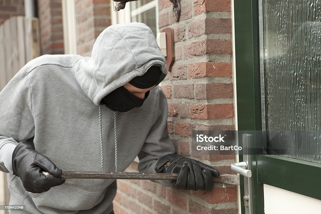 Ladrón de casas con palanca para intentar introducir Asamblea, robar objetos de valor - Foto de stock de Robo libre de derechos