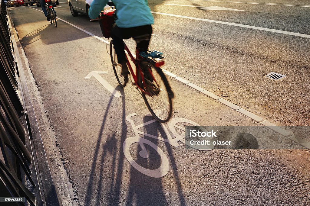 Bicyclist crossing Brücke in Fahrrad lane - Lizenzfrei Radfahren Stock-Foto