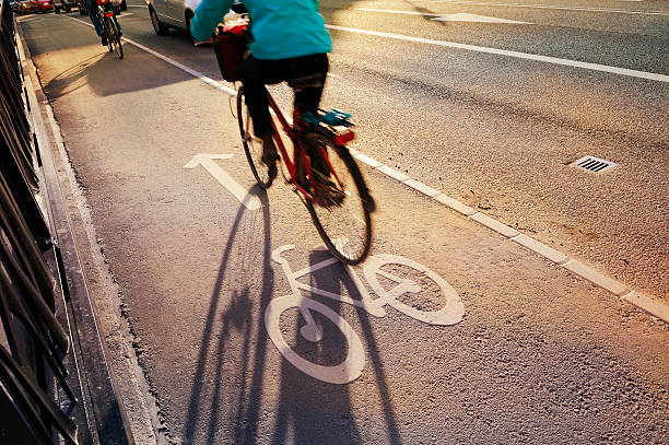 bicyclist avoir traversé le pont de vélo lane - bicycle sign symbol bicycle lane photos et images de collection