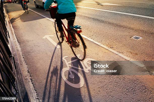 자전거 타는 사람 건널목 구름다리 In 자전거 소로 자전거 타기에 대한 스톡 사진 및 기타 이미지 - 자전거 타기, 자전거 차선, 도시